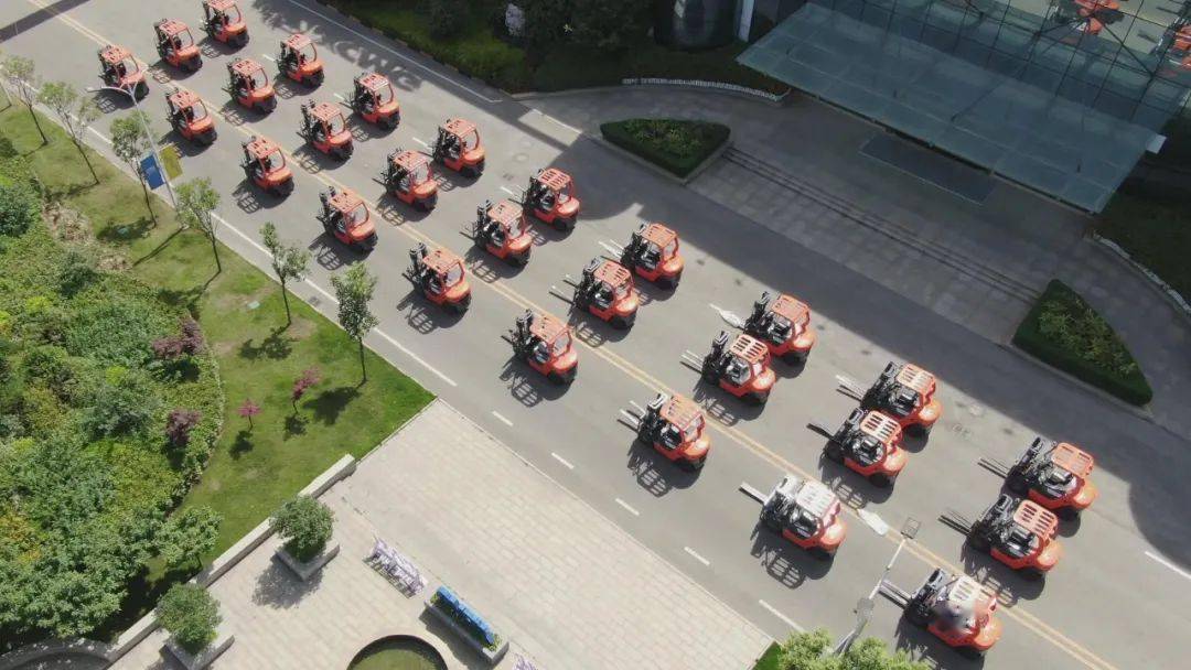 新晉頂流丨徐工“叉醬”首次出口即斬獲三十臺訂單